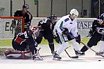 Michal ��rek p�ed brankou soupe�e  