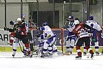 Aleš Křetínský dělá pořádek před Hylákovou brankou.
