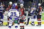 Šarvátka na úvod III. třetiny - u mantinelu se do sebe pustili František Bakrlík a Jakub Evan.