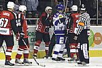Šarvátka na úvod III. třetiny - u mantinelu se do sebe pustili František Bakrlík a Jakub Evan.