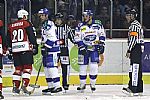 Šarvátka na úvod III. třetiny - u mantinelu se do sebe pustili František Bakrlík a Jakub Evan.
