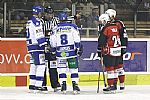 Rozhodčí vysvětluje kapitánům a asistentům tresty, které právě rozdal.