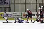 Kamil Brabenec ještě postává před Valentem, který má už ovšem puk pod kontrolou. Což se ovšem obráncům nelíbí a Brabencovi to vytmaví.
