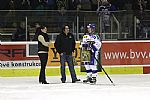 Roman Vondráček a Michal Valent přebírají od pana Peciny z EuroCaru ceny pro nejlepší hráče.