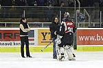Roman Vondráček a Michal Valent přebírají od pana Peciny z EuroCaru ceny pro nejlepší hráče.