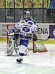 Ivan Pad�lek p�ed dom�c� brankou.