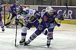 Miroslav Barus se sna�� dostihnout jednoho z hr��� Chomutova.