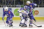Peter Pucher si raz� cestu p�es Marko Toivonena.