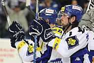 Jaroslav Svoboda, ještě mu při tleskání z rukavic padá ledová tříšť.